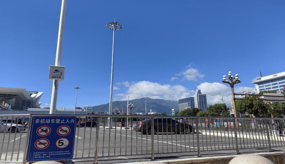 进口采棉机奔赴采收一线