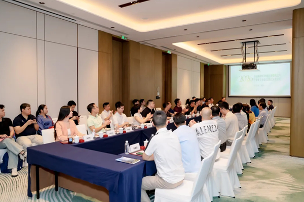 2026中国服装协会女装专业委员会与产业链专业委员会联合年会于深圳召开